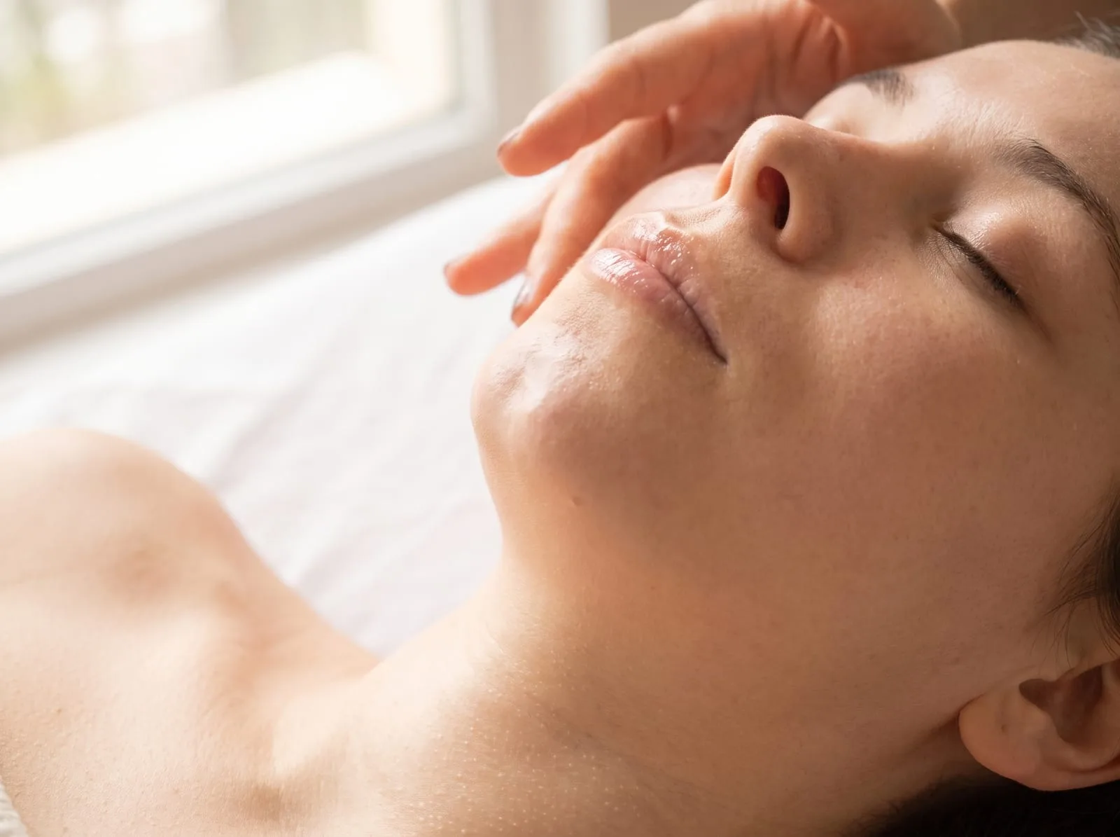 Aplicación de crema sobre el rostro