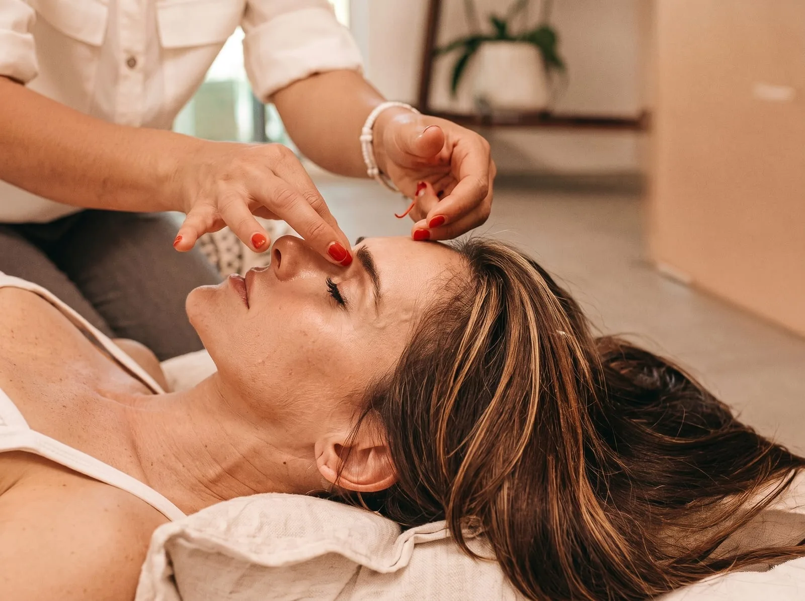 Masaje facial con gua sha