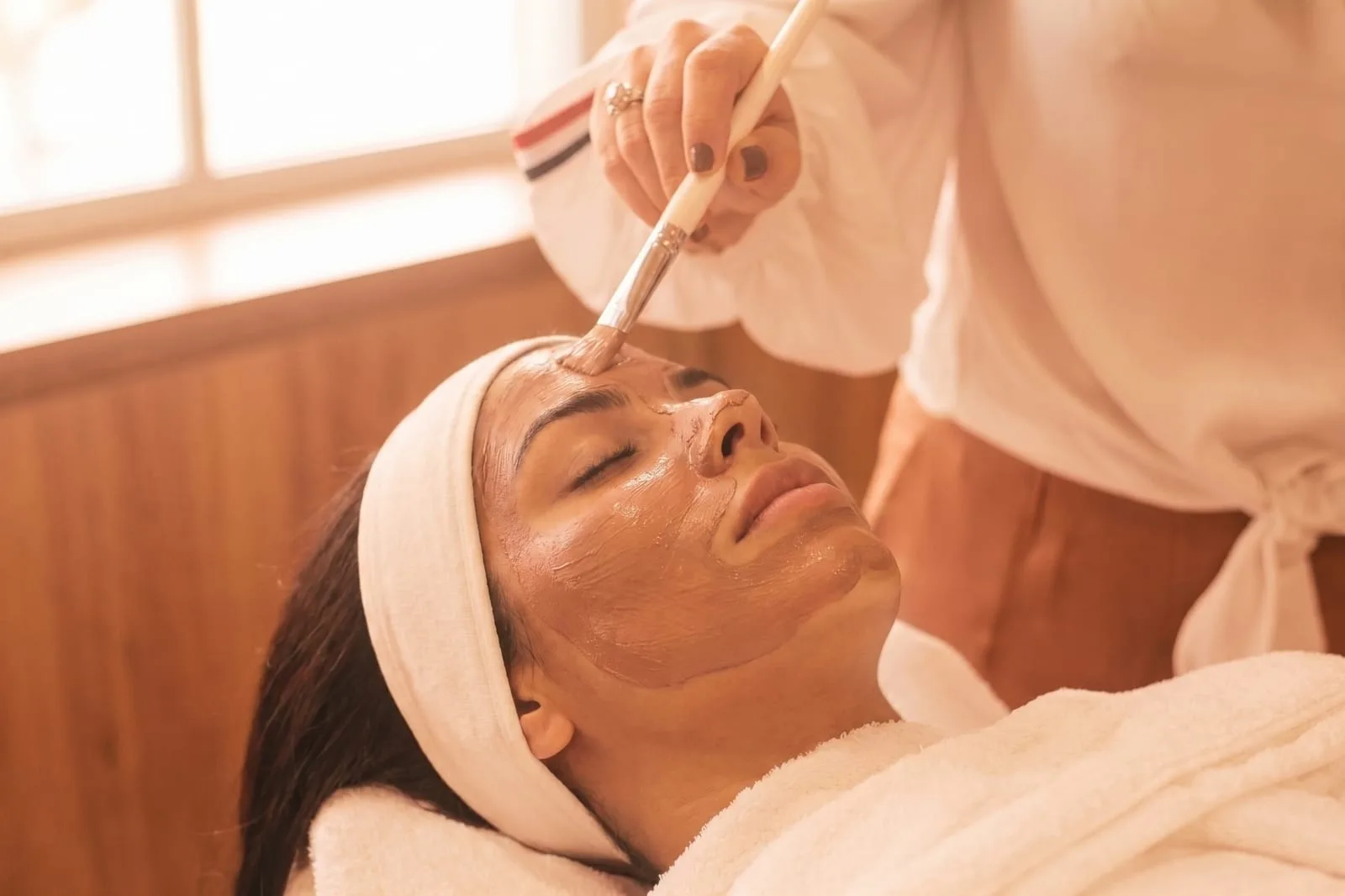 Aplicación de una mascarilla facial con pincel